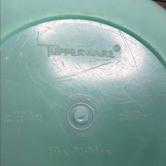 26 cup green vintage Tupperware bowl. This is in good condition for age. - Picture 5 of 6